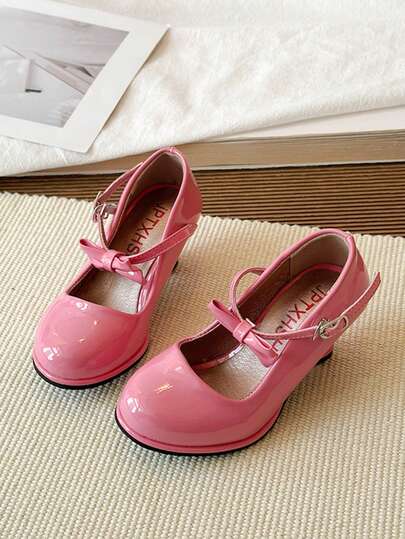 Giày búp bê bé gái kiểu dáng mới năm 2026, thắt nơ thanh lịch, đế mềm chống trơn trượt, thích hợp cho kỳ nghỉ, biểu diễn và học sinh.
