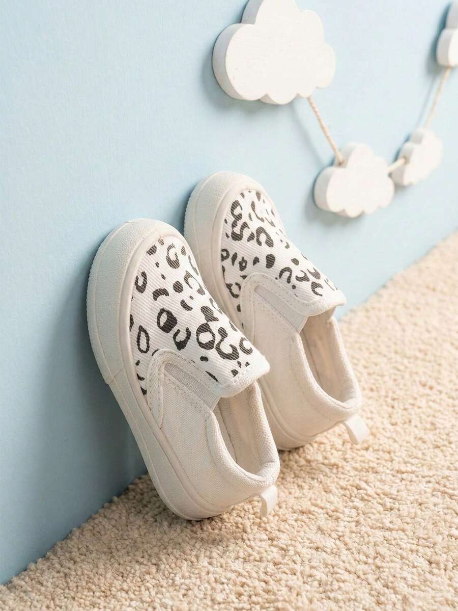 1 par de zapatillas de lona con estampado de leopardo y puntera redonda, de suela plana y casual para niñas, para uso diario y escolar (el patrón es aleatorio) - Blanco - Ver 1