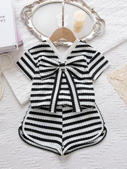 Bộ đồ thể thao mùa hè 2 món cho bé gái, gồm áo ngắn tay cổ chữ V kẻ sọc có nơ và quần short thể thao, thích hợp mặc ngoài trời.