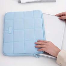 一款可爱的绗缝笔记本电脑保护套，带拉链，适用于 13、13.3 和 14 英寸的笔记本电脑。这款柔软、防震、轻便的保护套采用简约的韩式格子设计，以蓝色、粉色和白色为主色调。 - 查看 3