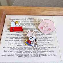 SNOOPY 2026新款金属胸针，经典“花生漫画”卡通周边，可爱玩偶趣味金属徽章！日系清新风格，精致耐用设计，男女老少皆宜，学生日常佩戴也十分合适。不仅别在包包、衣服和背包上好看，而且做工精良，佩戴方便，独特优雅。 - 彩色 - 查看 2