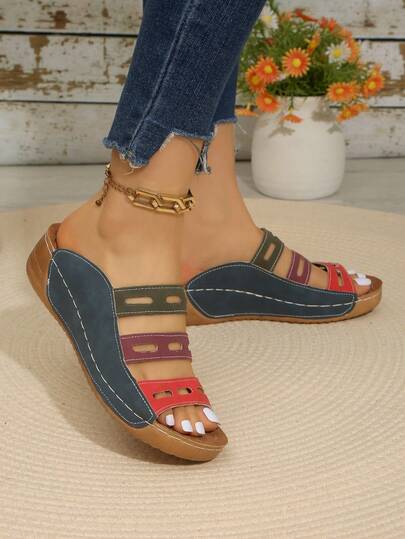 夏季新款女童复古露趾拖鞋，三色镂空坡跟穆勒鞋，复古森林风，红/蓝/绿撞色防滑耐穿柔软透气舒适，适合日常穿着，室内外皆宜，街头时尚百搭，轻便易穿，个性设计，青少年休闲凉鞋，多场景搭配便携撞色拖鞋