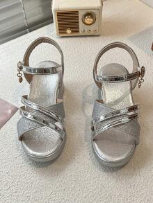 Giày sandal đế xuồng quai chéo màu bạc ánh kim mới mùa hè dành cho bé gái, khóa cài bóng bẩy, đế mềm chống trượt, thoải mái, nhẹ, dễ mang vào/tháo ra, phù hợp cho trong nhà/ngoài trời, hàng ngày, đi học, đi biển, dự tiệc. - Bạc - Xem 3