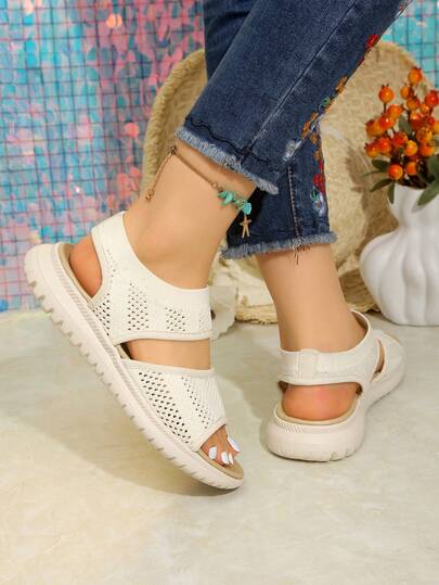 夏季新款女童清新双带镂空凉鞋，米色透气一脚蹬拖鞋，柔软防滑鞋底，双带镂空设计双重透气，舒适柔软轻便易穿，适合室内/室外、休闲、上学、街头、海滩、游泳派对等场合，双带设计清新透气运动凉鞋