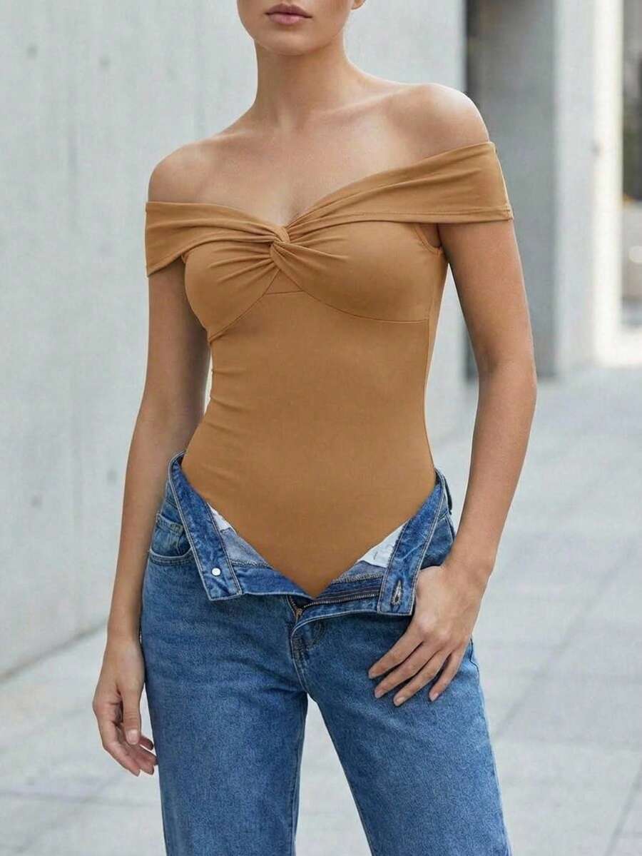 Boddy elegante de hombros descubiertos con detalle de nudo frontal, Licra. - Camel - Ver 1