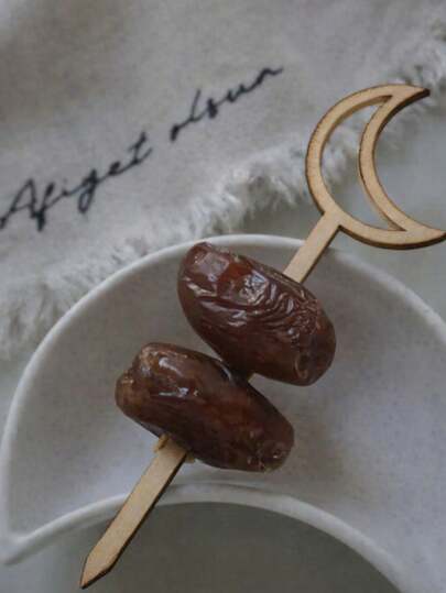 1 pièce/10 pièces/20 pièces Piques en bois en forme de croissant de lune pour la date du Ramadan Eid, pour la décoration de la table Iftar, décorations de fête islamique, fourchettes à dessert jetables pour les dattes, les douceurs, les amuse-gueules, accessoires de table à café arabe, décoration de cuisine à domicile pour le festival musulman, articles essentiels pour les rassemblements, Ramadan Kareem Eid Mubarak Piques de service