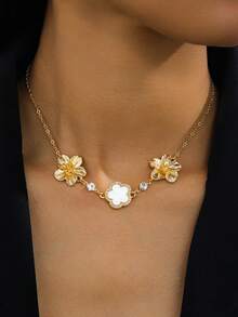 1pc Elegant Luxurious Sparkling White Lucky Clover Gold Textured 5-Petal Flower Pendant Necklace For Women - Multicolor - View 1