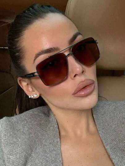 一副女士金属双梁休闲时尚眼镜，灰色镜框和有色镜片，适合户外旅行