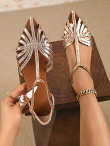 Sandalias planas con forma de abanico y tira en T de color dorado metálico, con puntera puntiaguda y hebilla en el tobillo, zapatos de vestir de verano para mujer - Champán - Ver 1