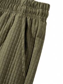 Pantalones cortos utilitarios para hombres con bolsillos grandes, tela texturizada, joggers casuales a la altura del tobillo - Verde militar - Ver 5