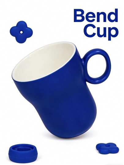 克莱因蓝陶瓷杯，配有空心圆形把手，采用腰线设计，适用于微波炉和烤箱加热，是返校季办公室必备用品。