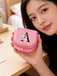 字母 A-Z 牙齿矫正保持器假牙粉色收纳盒，花朵字母装饰，牙套收纳盒，假牙盒，透气正畸牙套盒，保持器盒，牙科收纳盒，假牙放置盒，易于使用，方便携带，牙套矫正器矫正器盒，口腔卫生牙套收纳盒，家庭办公室宿舍用品，家居收纳用品，牙科配件 - 彩色 - 查看 3