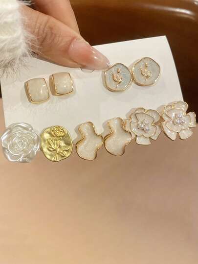 一套10只的奢华花朵耳环，饰以仿珍珠，适合日常和节日佩戴。这款女士仿珍珠首饰套装是一款复古、简约而独特的花朵造型耳环套装，适合女性在日常生活或特殊场合佩戴。