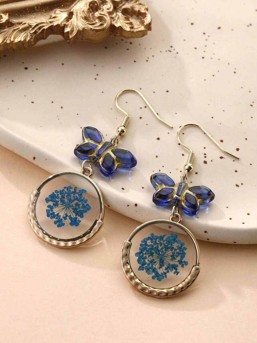 一对天然树脂干花圆形吊坠耳环，复古珐琅蝴蝶设计，适合日常佩戴、度假和送礼。实际干花可能与图片略有不同。