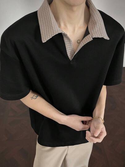 1 Áo Polo nam tay ngắn màu đen, cổ áo phối kẻ caro, chống nhăn và dễ bảo quản, kiểu dáng giản dị nhưng thanh lịch, lý tưởng cho đi làm và mặc thường ngày vào mùa hè.