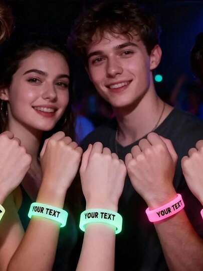 Vòng tay silicon phát sáng có thể tùy chỉnh, từ màu cam rực rỡ đến hồng dịu nhẹ, nhiều màu sắc có thể được tùy chỉnh với văn bản cá nhân hóa. Chúng vừa là phụ kiện thời trang để thể hiện phong cách cá nhân, vừa là dấu hiệu nhận biết độc đáo cho các dịp xã hội. Lý tưởng cho sinh nhật, lễ trưởng thành, Giáng sinh, Lễ Tạ ơn, Halloween, quảng bá website và là chiếc vòng tay thời trang dành cho nữ.