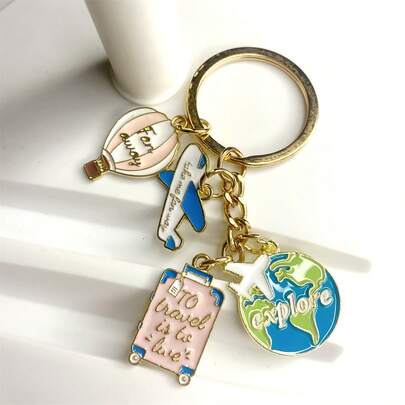 1个时尚旅行主题钥匙扣，设计图案包括飞机、行李箱、地球仪、气球，是送给旅行者的完美礼物，可用作包包钥匙和车钥匙的挂件。