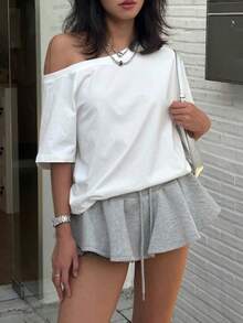 这款女士白色露肩短袖T恤采用中等弹力涤纶面料，常规长度，非常适合休闲穿着。柔软的触感打造时尚的露肩造型。夏季 - 白色 - 查看 5