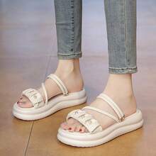 Sandalias de suela gruesa con talón de mujer Sandalias de verano para mujer, recién llegadas, estilo hada, con pliegues y abalorios, suela blanda. Sandalias versátiles para exterior con suela gruesa. Moda casual francesa. Sandalias de doble uso con suela blanda. - Blanco - Ver 2