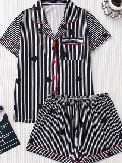 Bộ đồ ngủ nữ 2 món in hình trái tim kẻ sọc, chất liệu vải cao cấp thân thiện với da, mềm mại và thoải mái, áo tay ngắn cài cúc rộng rãi và tiện lợi cùng quần short, bộ đồ ngủ nữ thanh lịch.