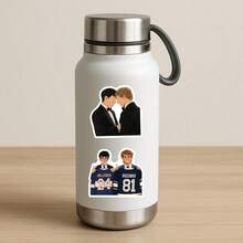 60张HBOMax热门电视剧《巅峰对决》激烈竞争主题贴纸，包含Shane Hollander和Ilya Rozanov的同人作品，适合BL剧粉丝，可用于水杯、滑板等，防水，也可作为涂鸦贴纸，适用于吉他、笔记本、行李箱等DIY装饰。作为《巅峰对决》的粉丝礼物，也是一份特别的礼物。 - 彩色 - 查看 5