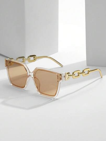 一副超大方形镜框眼镜，配有色镜片，时尚百搭，适合海滩和夜店派对，尽显优雅气质。沙滩配饰，女士眼镜，配饰系列，适合秋冬季女士服装搭配。适合海滩度假、户外活动和旅行的服装组合。简约链条式镜带，适合夏季海滩之旅。超大方形镜框。