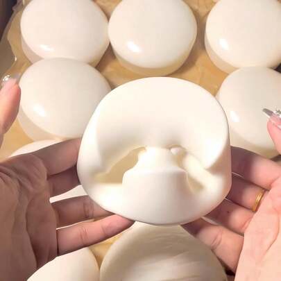 高级超柔软牛奶布丁慢回弹减压捏捏乐，柔软面包蛋糕造型，慢回弹感官减压玩具，适合成人放松礼物，柔软可爱，缓解焦虑，减压玩具，节日、生日、圣诞节和派对的完美礼物。（产品可能存在轻微瑕疵，并略有气味，此为正常现象）