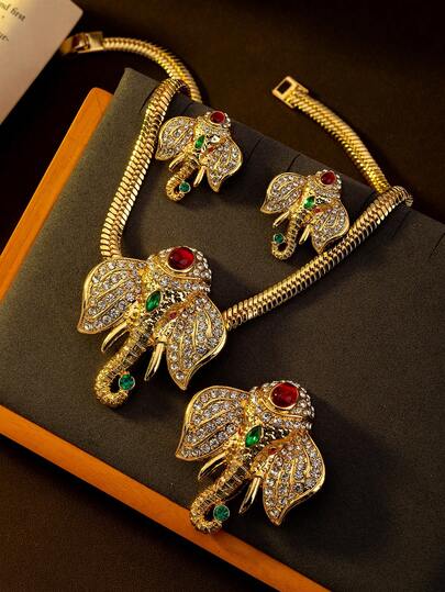 一套女士时尚首饰，包括一副耳环、一枚胸针和一条项链，奢华优雅的维多利亚风格雕花浮雕项链，适合日常和节日佩戴。