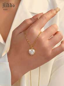 Hihho 这款心形项链是约会之夜的必备单品。环绕式设计能随着你的每一个动作捕捉光线，为你的连衣裙或衬衫增添浪漫奢华的气息。 - 心型 - 查看 13