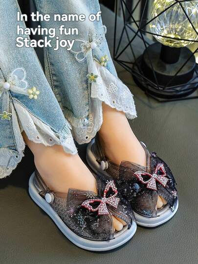 1 đôi dép xăng đan trẻ em mới năm 2026, chất liệu mềm mại, thoải mái, thiết kế phối màu, phong cách Bohemian, phù hợp cho mặc thường ngày, đi nghỉ mát và dự tiệc.