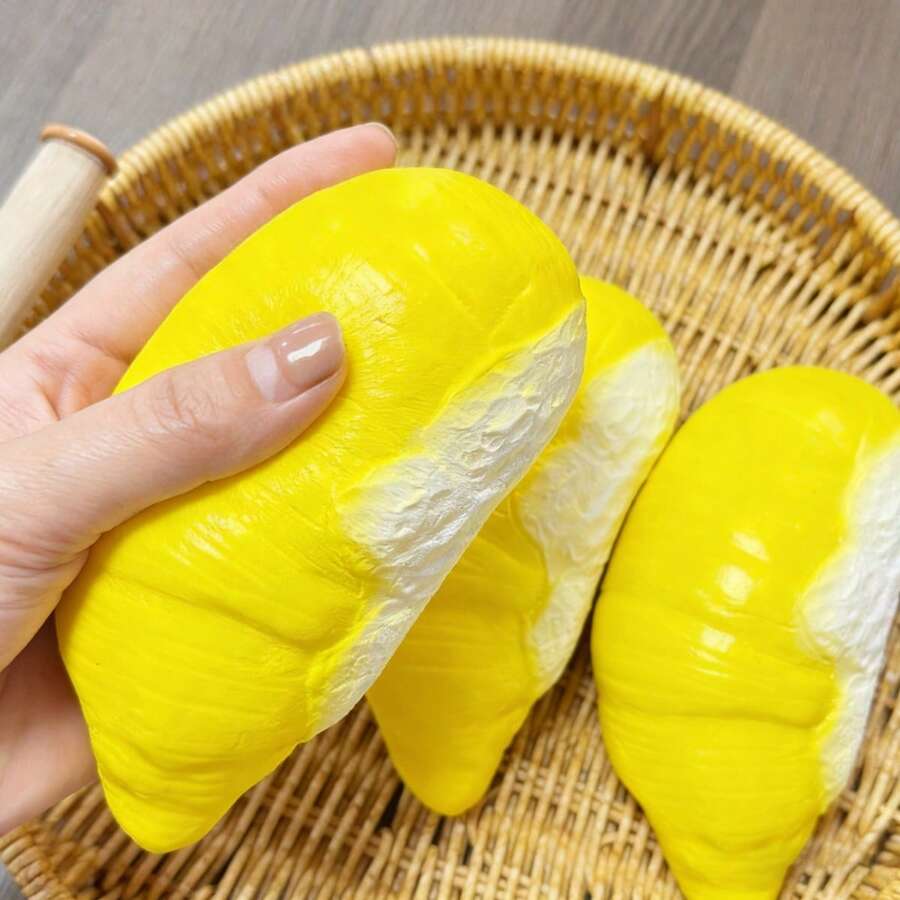 1个柔软金色榴莲慢回弹挤压玩具，逼真榴莲慢回弹减压挤压玩具，质地柔软，趣味慢回弹，慢回弹揉捏音乐，柔软粘性创意减压玩具，揉捏玩具，可拉伸减压玩具，柔软可爱玩具，缓解焦虑，减压玩具，节日、生日、圣诞节和派对的完美礼物。