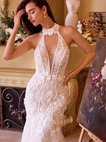 Halter Neckline Lace Wedding Dress Designed To Elongate Neck And Highlight Shoulders, Fitted Mermaid Silhouette Enhances Natural Curves, Dimensional 3D Floral Appliqué Elevates Couture Glamour And Texture, Heavy Lace Craftsmanship Creates Luxurious Presence, Ideal For Luxury Banquet Wedding And Artistic Theme Ceremony, High Fashion Sexy Bride Aesthetic. - 白色 - 查看 2