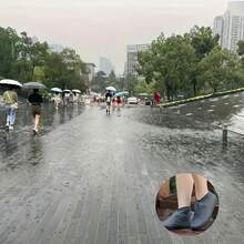 1 双乳胶雨鞋套，高弹力，耐用可水洗；防滑鞋底设计，防水、防污、耐磨；男女通用，易于穿脱和清洁，轻便省空间；适合通勤、户外活动、雨天，有效防水防泥，实用防水鞋套，居家户外皆宜。 - 彩色 - 查看 7