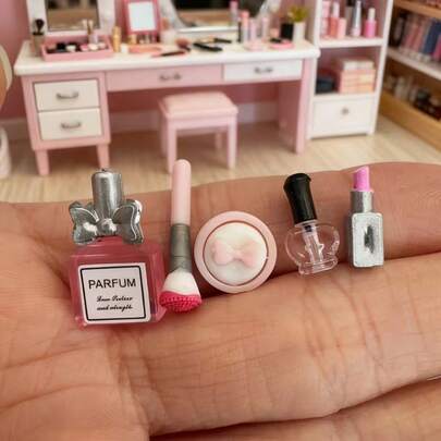 一套娃娃屋迷你化妆套装，包含口红、香水、粉扑、指甲油、化妆刷，玩具装饰，微缩场景道具，适用于房间装饰、客厅装饰、桌面装饰、浴室装饰、家居装饰、办公室、宿舍，个性化礼物，精致小礼物，适合节日送给家人、朋友、女朋友。