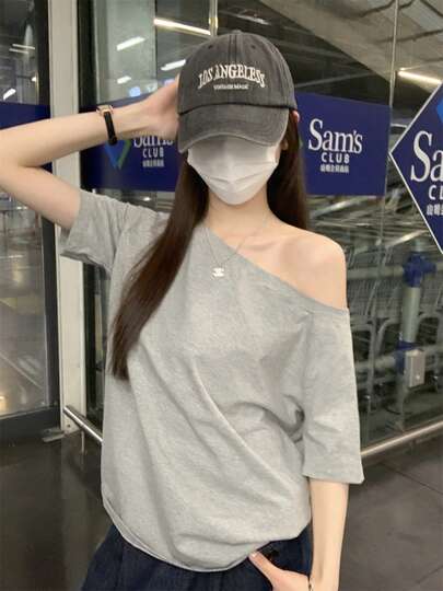 女士休闲灰色不对称领口T恤，宽松显瘦露肩短袖，美式复古休闲百搭上衣，夏季ins风