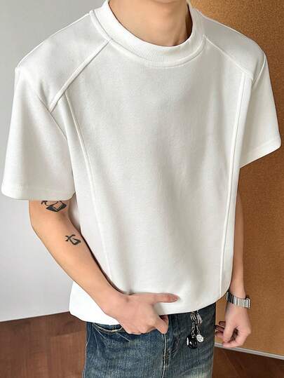 1 chiếc áo thun nam tay ngắn cổ tròn màu trắng, phối đường chỉ tương phản, chất liệu vải dệt dày dặn, có thể giặt máy, phong cách thời trang tối giản cổ điển, phù hợp cho mặc hàng ngày.