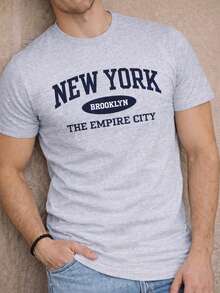 Playera Camiseta de hombre con un estampado urbano inspirado en New York Brooklyn  The Empire City marca Clothers Men ofrece comodidad y durabilidad.  100% algodon. Su estampado con aire street style le da personalidad a cualquier outfit. - Gris - Ver 1