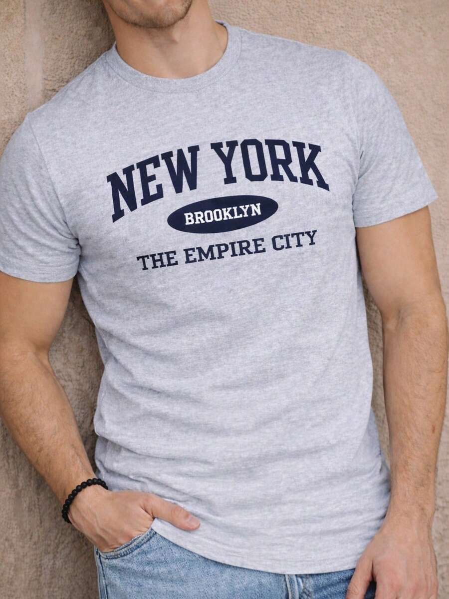 Playera Camiseta de hombre con un estampado urbano inspirado en New York Brooklyn  The Empire City marca Clothers Men ofrece comodidad y durabilidad.  100% algodon. Su estampado con aire street style le da personalidad a cualquier outfit. - Gris - Ver 1