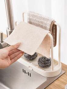 Este estante de almacenamiento para fregadero de cocina es una caja de almacenamiento para encimera que ahorra espacio con una bandeja de drenaje. Es un contenedor de almacenamiento compacto para el fregadero con un diseño de drenaje rápido y una instalación fácil sin necesidad de taladrar. Adecuado para almacenar artículos de cocina y baño como paños de cocina, esponjas, cepillos y jabón. También es adecuado para almacenar esponjas, paños de cocina, fregonas, cepillos, lana de acero y otros artículos de almacenamiento de cocina. Forma parte de un estante y soporte de almacenamiento de cocina. - Ver 2