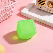 一款创意十足的冰砖造型慢回弹玩具，纯手工制作，是缓解压力的理想之选。它表面薄如纸，触感光滑柔软，富有弹性。这款玩具既可以捏来捏去，又能带来令人爱不释手的舒适手感，是缓解压力的神器。无论是作为桌面摆件，还是作为一份贴心的礼物，都能有效缓解办公压力。 - 彩色 - 查看 7