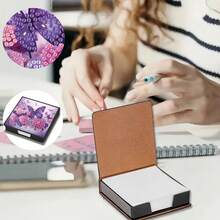 1件DIY钻石画蝴蝶图案，不对称水晶镶嵌画，黑色仿皮自粘便签盒，内含160张便签纸，是居家、办公、学校用品、工艺品、可爱文具、节日礼物的理想之选。 - 查看 3