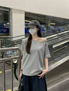 女士休闲灰色不对称领口T恤，宽松显瘦露肩短袖，美式复古休闲百搭上衣，夏季ins风 - 深花灰 - 查看 3