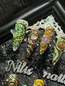 10件套尖头亚克力美甲套装，包含绿色和黄色美甲贴片、香槟色和紫色猫眼贴片、3D螺旋图案贴片、3D流水金色条纹贴片，搭配水钻设计、立体蝴蝶贴片和其他美甲配件，Y2K风格美甲套装，非常适合女性和女孩参加主题派对、聚会、庆典和情人节等场合（包含一片果冻胶和一条摩擦贴）。 - 綠色 - 查看 5