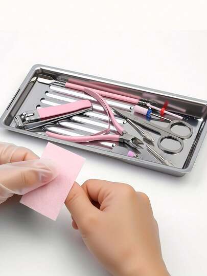 1个美甲工具收纳托盘，方形不锈钢材质，可收纳指甲锉头/剪刀/刷子/镊子等美甲工具，也可用于展示和收纳美甲配件及工具。