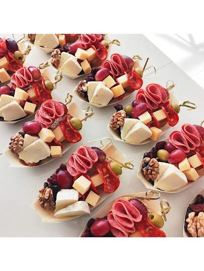 50个木质船形托盘，适合盛放迷你食物、甜点、烘焙食品、开胃菜，以及用于烧烤派对装饰。非常适合盛放开胃菜、熟食拼盘、小吃，是派对、婚礼、户外聚会和家庭娱乐的理想之选。