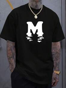 Camiseta Casual para Hombre con Gráfico "M" - Ligera, 100% Poliéster, Elástica y Cómoda, Cuello Redondo, Perfecta para Moda de Verano y Atuendo Casual, Regalo Ideal, Camiseta para Uso Diario |   Estilo Casual a la Moda |   Tela Ligera - Negro - Ver 1