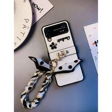 Étui de téléphone pliable blanc premium texturé avec fleurs 3D et chaîne pour Samsung Galaxy Z Flip3 5G/Galaxy Z Flip 4 5G/Galaxy Z Flip 5 5G/Galaxy Z Flip 6 5G/Galaxy Z Flip 7 5G/Galaxy Z Flip8 5G - Multicolore - Voir 1