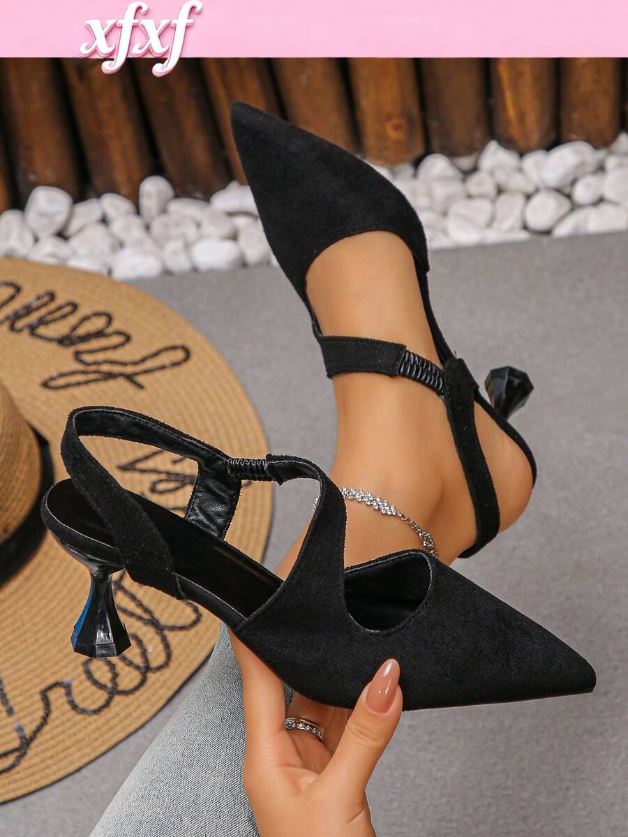 Mẫu sandal cao gót nữ Xuân/Hè 2026 là một đôi giày thời trang với thiết kế mũi nhọn, phần gót thấp ôm sát chân. Quai sau co giãn thoải mái, không gây khó chịu cho bàn chân, tạo nên vẻ ngoài đa năng và tinh tế. Phù hợp cho những buổi hẹn hò hàng ngày, các bữa tiệc, đám cưới, và là một món đồ thời trang không thể thiếu trong bộ sưu tập giày dép của mỗi phụ nữ. - màu đen - Xem 1