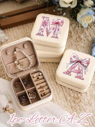 迷你便携首饰盒，米色首饰收纳盒，粉色蝴蝶结立体字母图案，首饰包装礼盒，项链耳环戒指盒，大容量戒指耳环小首饰收纳盒，旅行便携小盒，适合送给女孩、爱人、姐妹的精致礼物，适合度假旅行、返校、出差、通勤。