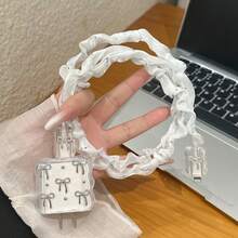 这款合金白色蝴蝶结金属钢珠保护套兼容苹果20W充电器，配有天鹅绒波浪形保护线，饰以金属蝴蝶结和钢珠设计，包含充电线保护套和充电头保护盖，兼容所有充电器，是送给女性的生日礼物。 - 無色 - 查看 2
